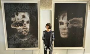 Robot Ai-Da Saat Berfoto dengan Lukisannya yang Laku 17,3 Miliar